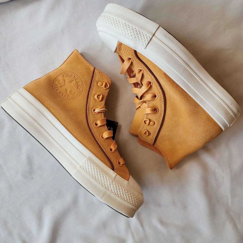 Suede High top platform converse women sz 6.5 New In Box